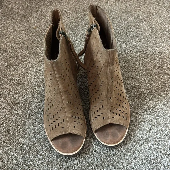 TOMS Majorca Peep Toe Suede Tan Perforated Ankle Boots Women's 5.5 - Picture 2 of 7